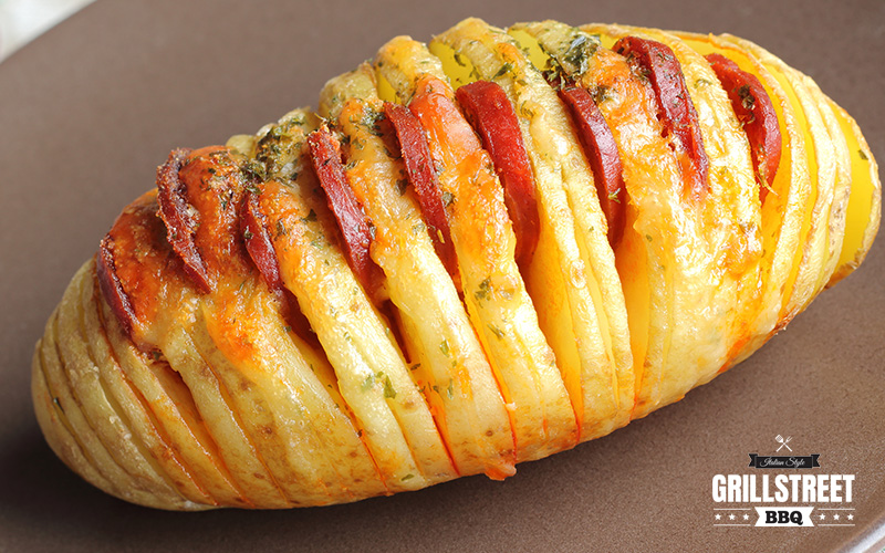 Patata Hasselback con salamino piccante